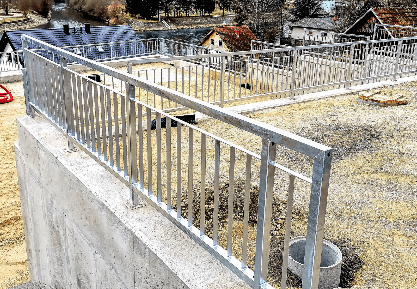 Primer 2 varnostne ograje s vetikalnimi polnili